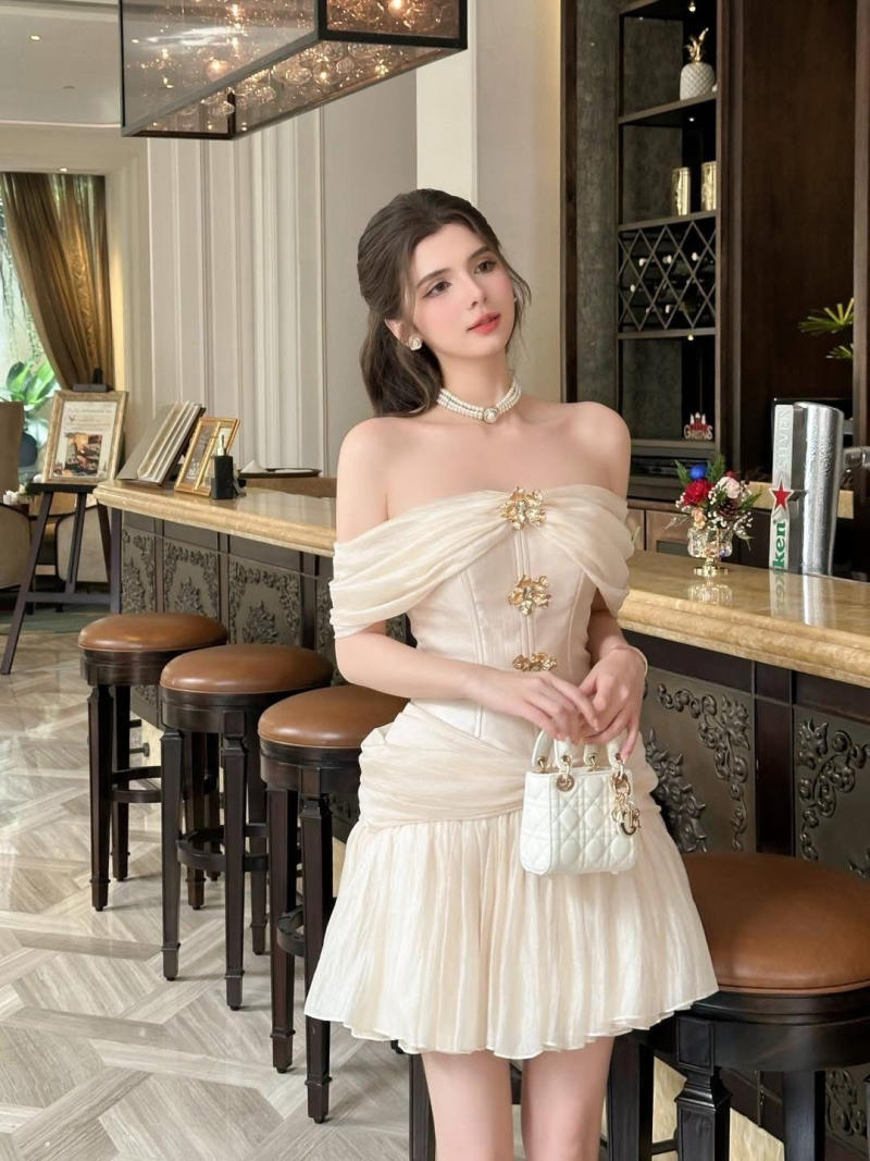 Dáng Ngồi Tựa Quầy Bar Kiêu Sa