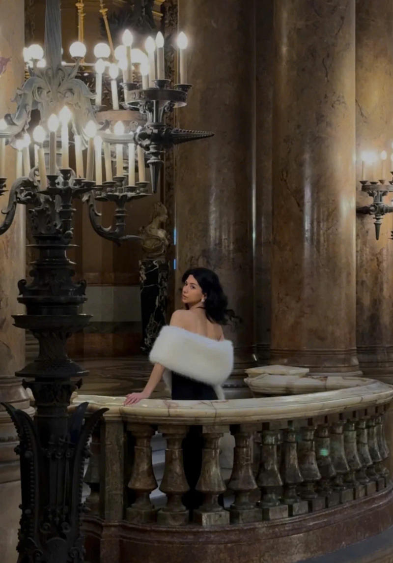 Dáng Quay Lưng Tựa Hờ Khoa Trọn Áo Lông Vũ