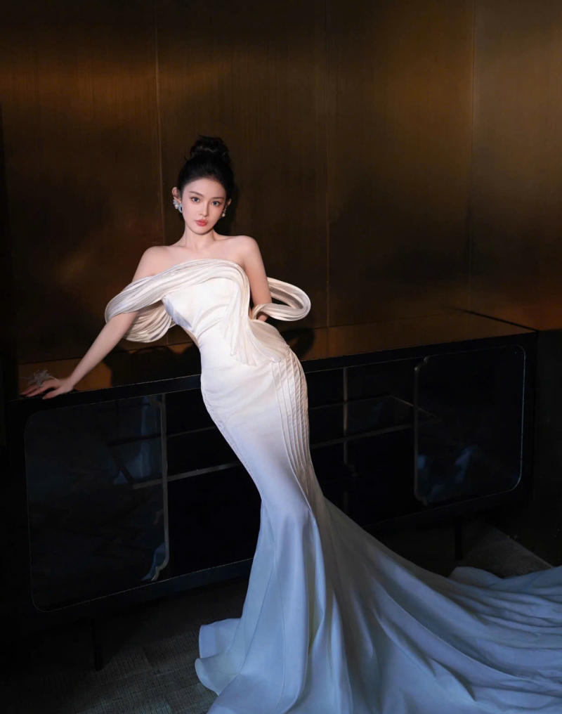 Dáng Tựa Thanh Thoát Bên Nội Thất Cổ Điển