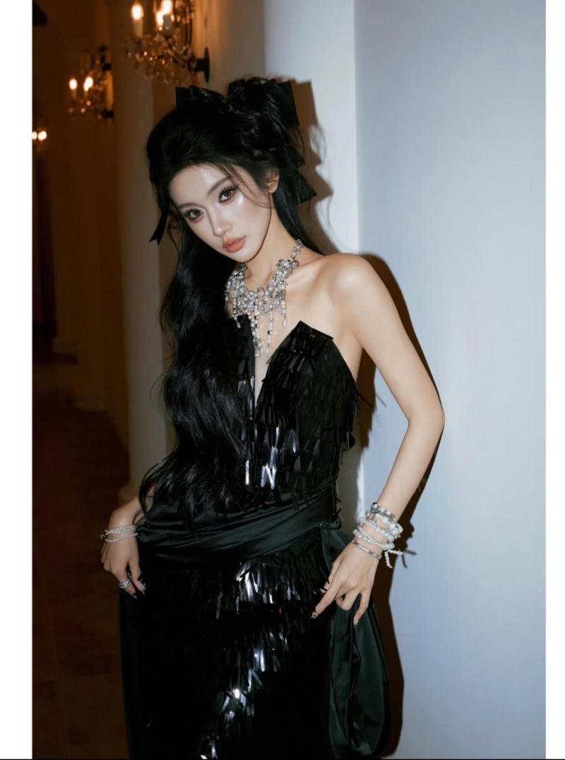 Dáng Đứng Quyến Rũ Với Ánh Mắt Trực Diện