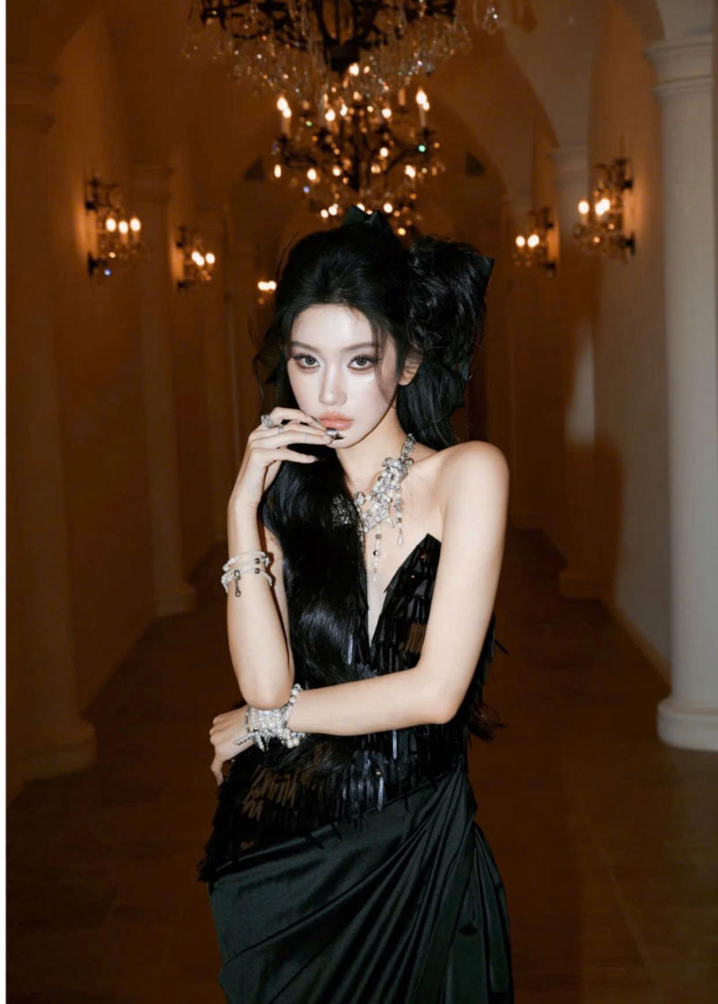 Dáng Cận Cảnh Thần Thái Với Tay Đặt Hờ