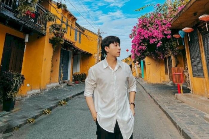 Tạo dáng chụp ảnh áo dài ở Hội An cho nam