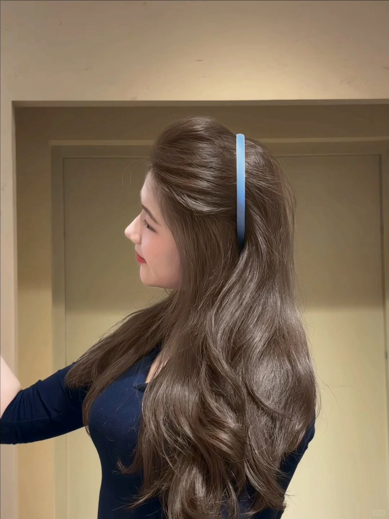 tóc màu nâu lạnh