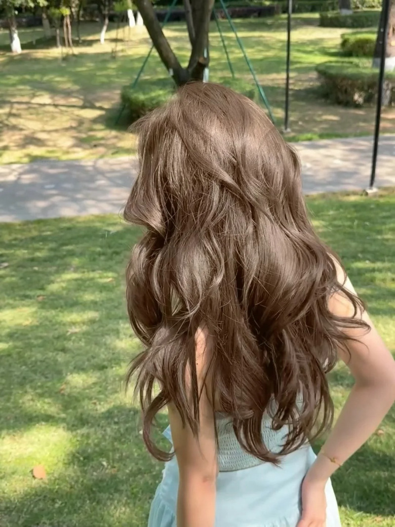 tóc màu nâu lạnh