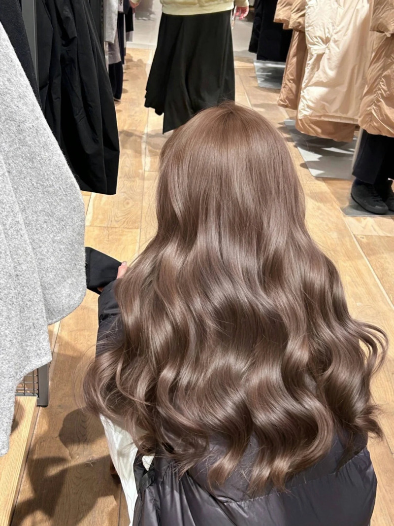 tóc màu nâu lạnh