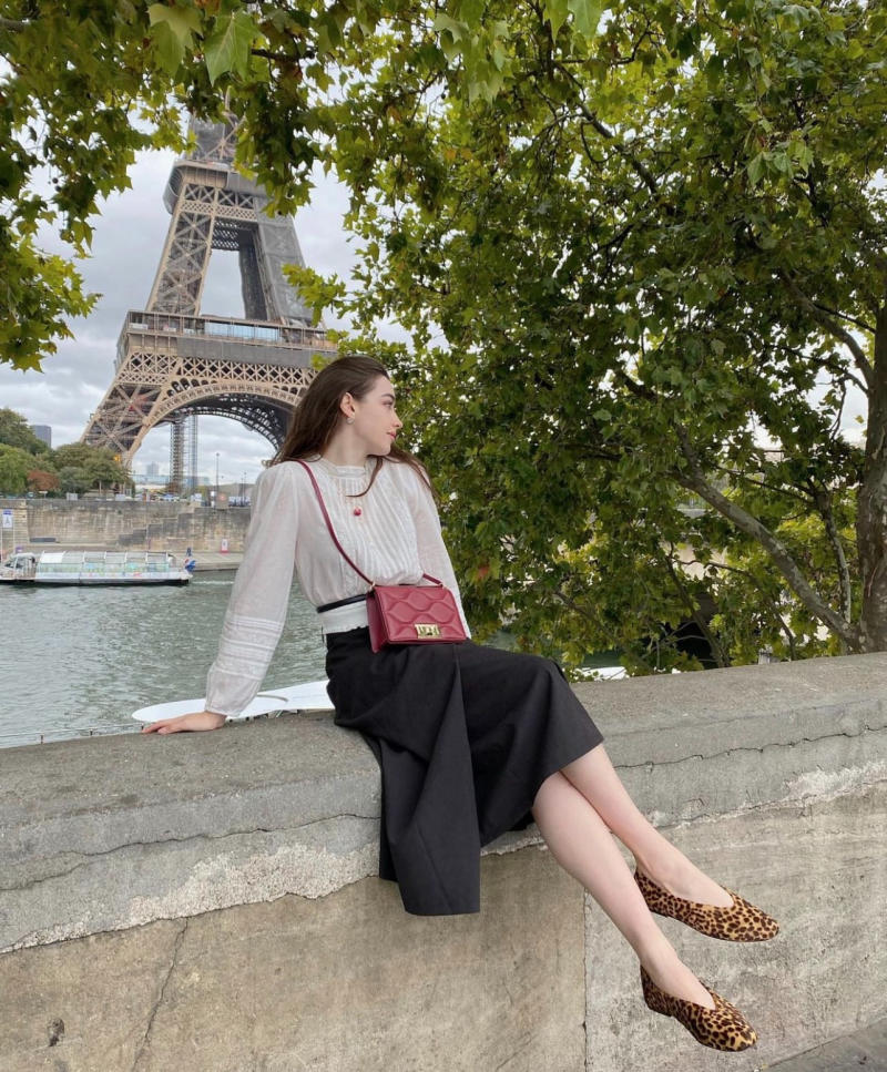 Lãng Mạn Paris-chic với Túi Đeo Chéo Đỏ