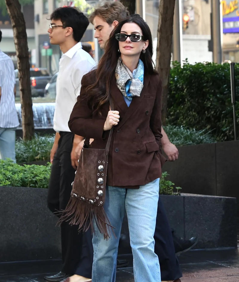 Phong Cách Retro Phóng Khoáng Cùng Blazer Da Lộn