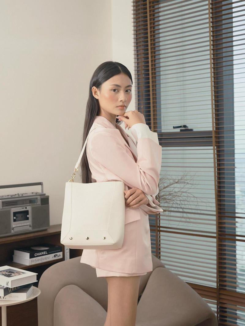 Thanh Lịch Tối Giản Cùng Blazer Hồng và Túi Đinh Tán Tinh Tế