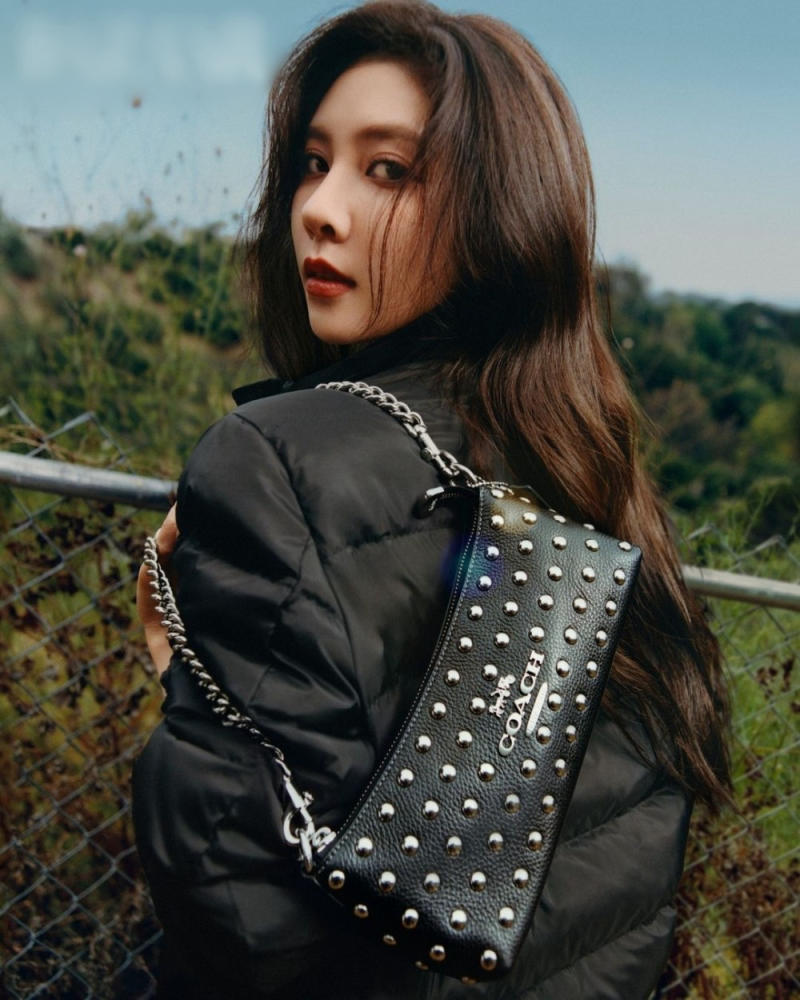 Túi xách đinh tán là gì?