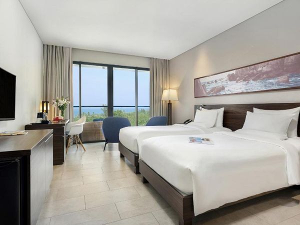 Căn phòng 2 giường ngủ với cửa sổ hướng biển tại Novotel Phú Quốc