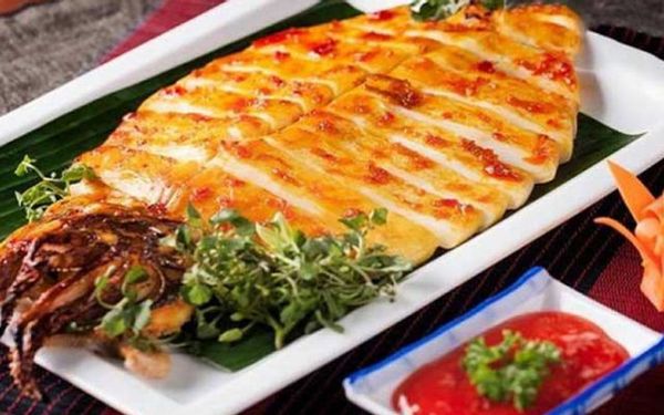 mực nướng trên dĩa