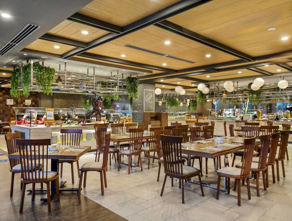 Không gian nhà hàng Food Exchange với bàn ghế tại Novotel Phú Quốc