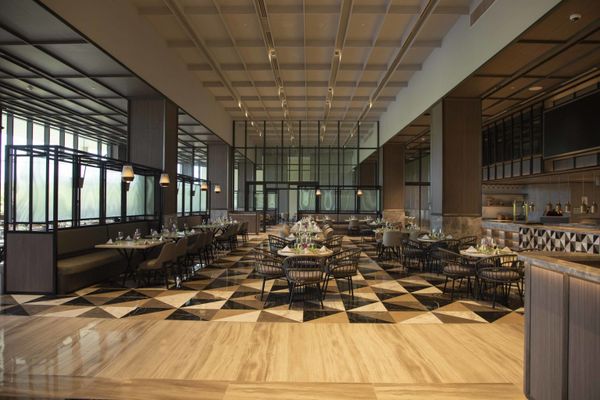 Crowne Plaza Phú Quốc Starbay Resort không gian nhà hàng bàn ghế