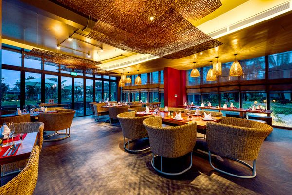 Không gian nhà hàng Sea Food Restaurant với bàn ghế và đèn vàng ấm áp