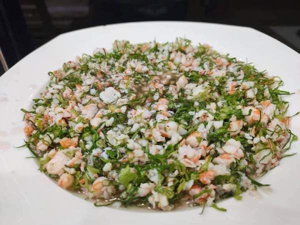 tiết canh tôm hùm và thịt tôm trong đĩa sứ đặt trên bàn