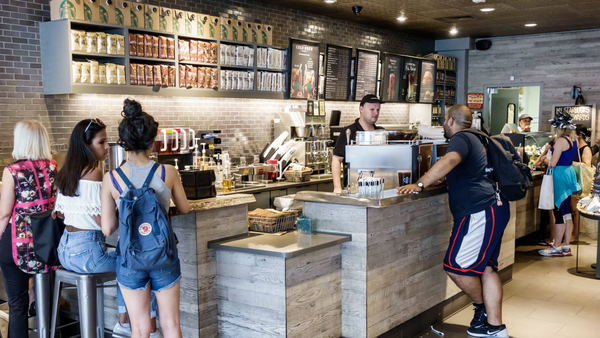 Customers - Khách hàng trong mô hình 5C trong kinh doanh của Starbucks