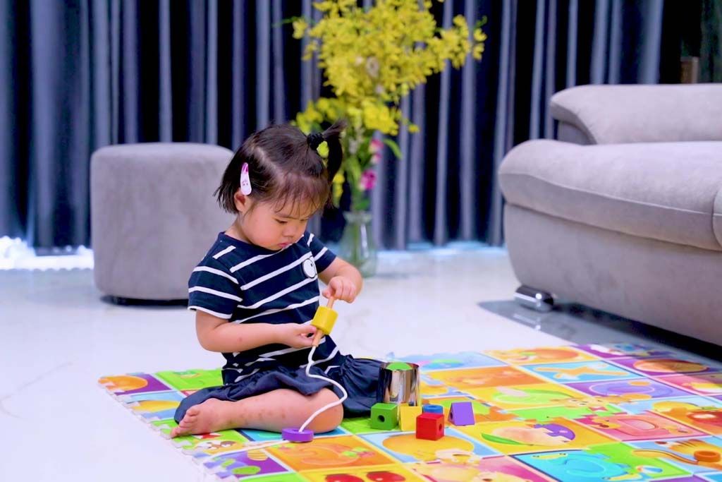 Hình ảnh sản phẩm Đồ chơi giáo dục và Đồ chơi Montessori xâu chuỗi hạt trong Hộp đồ chơi Phối Hợp của Kinderlove cho trẻ tháng thứ 17-18
