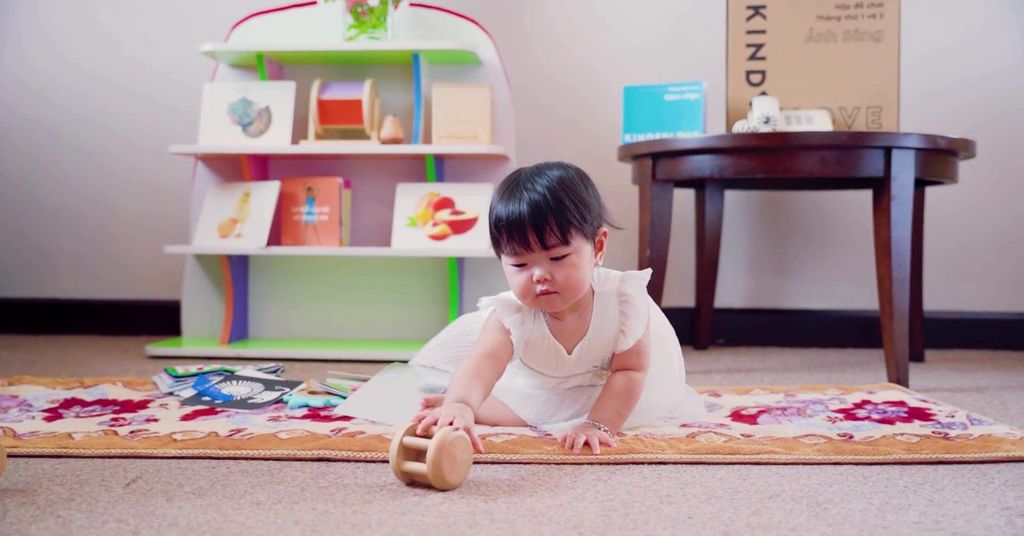 Hình ảnh trẻ chơi đồ chơi trí tuệ và đồ chơi thông minh Chuông gỗ lăn tròn của Kinderlove