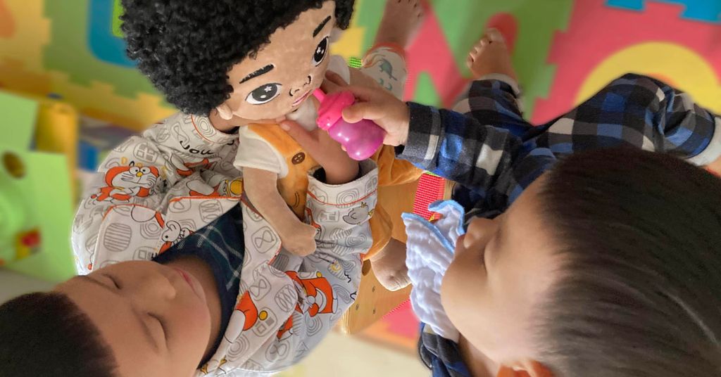 Hình ảnh trẻ chơi đồ chơi trí tuệ và đồ chơi thông minh Búp bê vải của Kinderlove