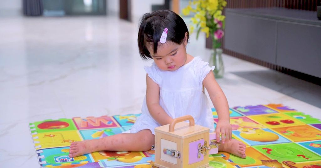 Hình ảnh trẻ chơi đồ chơi trí tuệ và đồ chơi thông minh Hộp khóa gỗ của Kinderlove