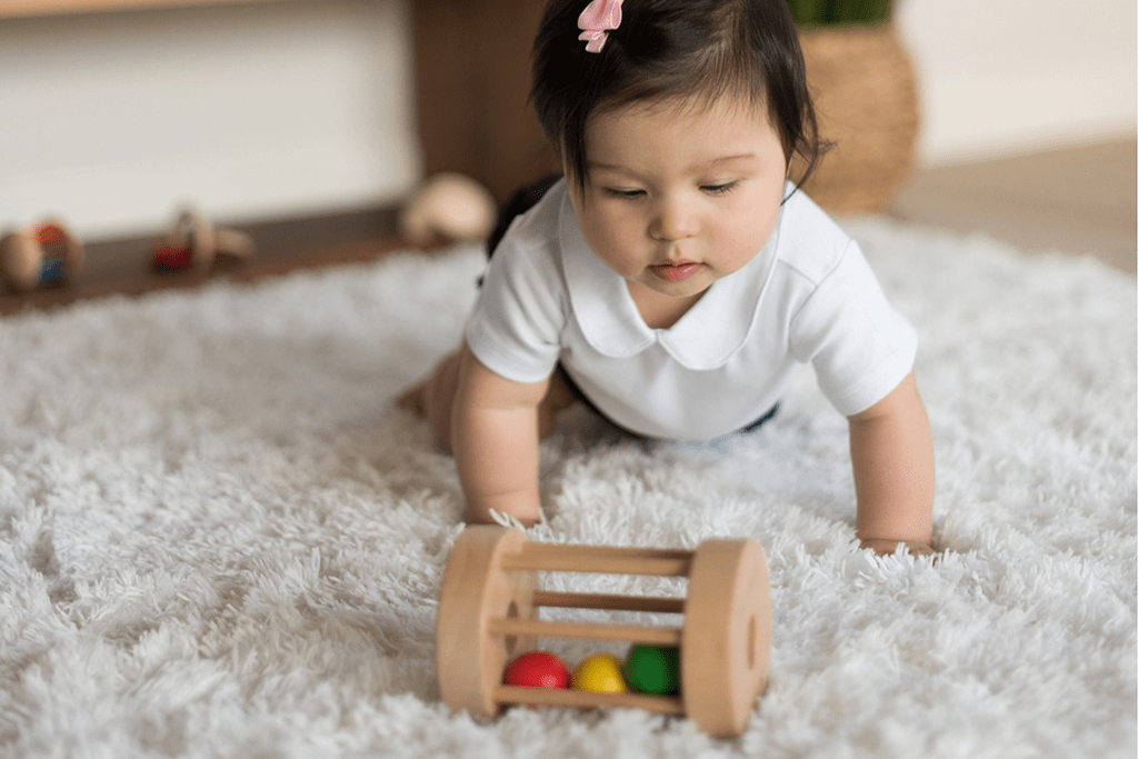 Hình ảnh Đồ chơi giáo dục và Đồ chơi Montessori Chiếc trống lăn trong Hộp đồ chơi Xem Xét cho tháng thứ 7-8