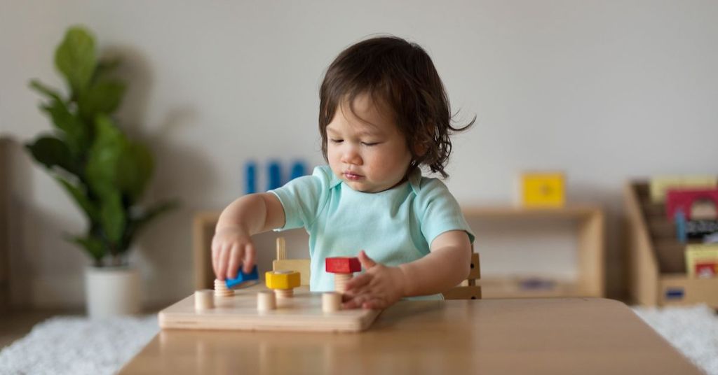 Hình ảnh bé chơi đồ chơi trí tuệ và đồ chơi thông minh Vặn đinh ốc của Kinderlove