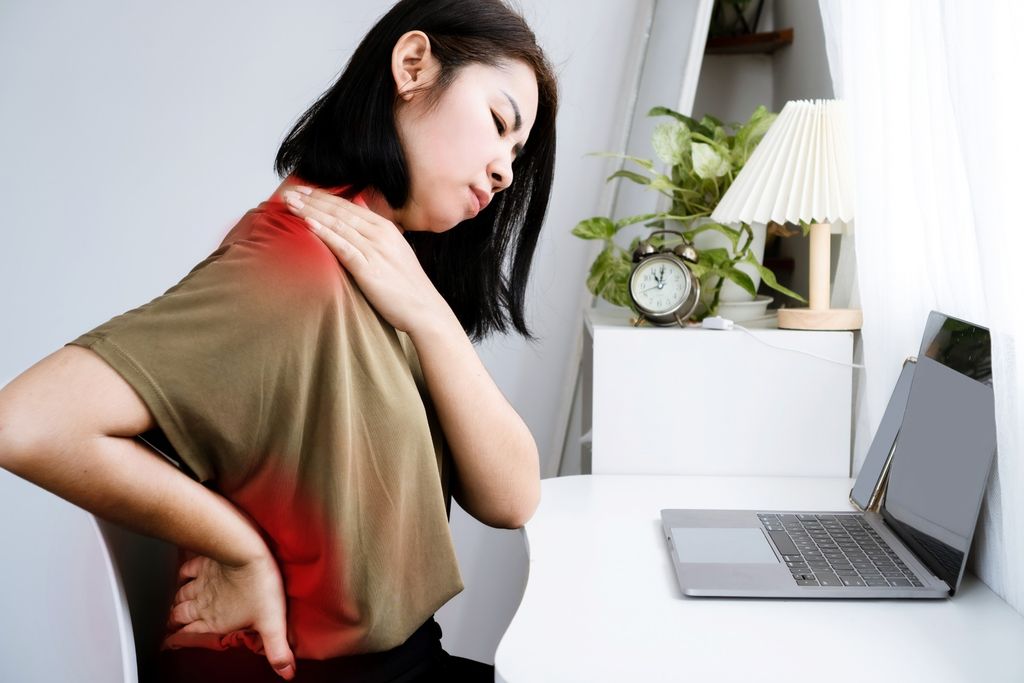 CHỨNG ĐAU LƯNG CỦA “DÂN VĂN PHÒNG”: NGUYÊN NHÂN VÀ BÍ KÍP KHẮC PHỤC