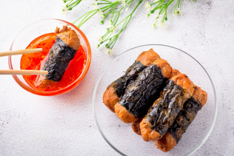 How to make seaweed-wrapped chicken rolls