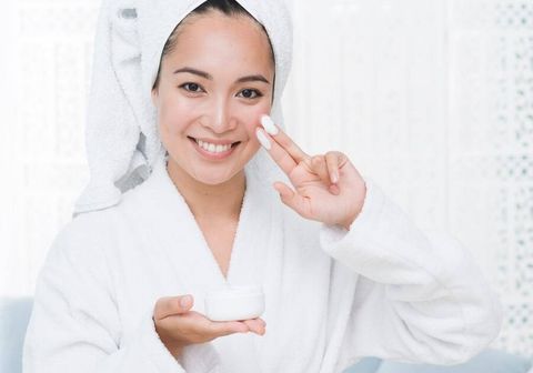 Chọn kem dưỡng da cho mẹ sau sinh như thế nào cho an toàn?