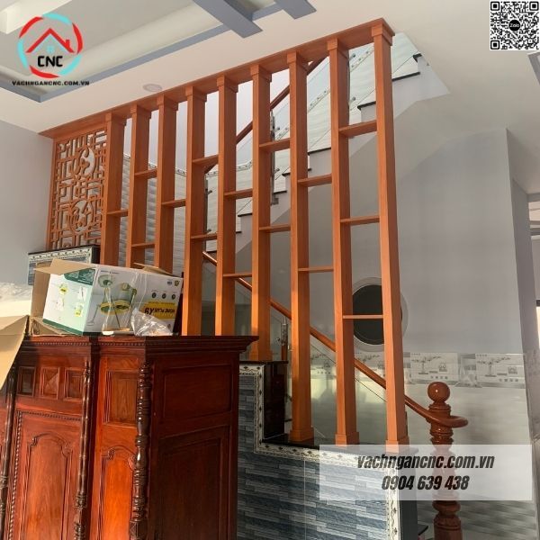 Thiết kế lam gỗ trang trí cầu thang phòng khách sang trọng