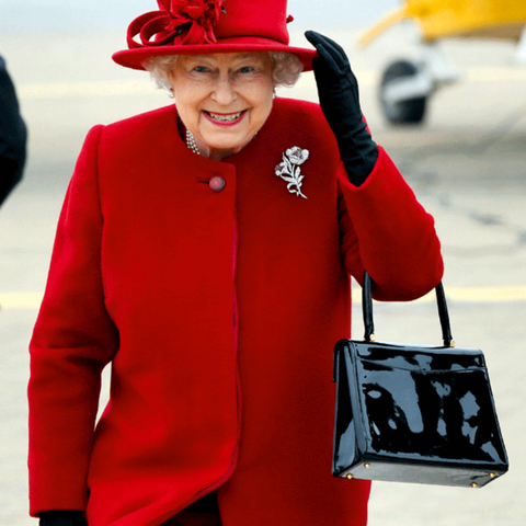 Bí mật đằng sau những chiếc túi của Nữ hoàng Elizabeth II