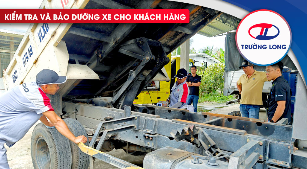 Bảo dưỡng và kiểm tra xe cho khách hàng mua xe Hino tại Roadshow