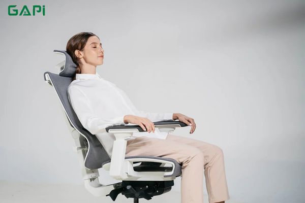 Tư thế ngồi chuẩn với ghế công thái học giúp thư giãn tối đa và giảm áp lực lên vai, lưng khi làm việc.
