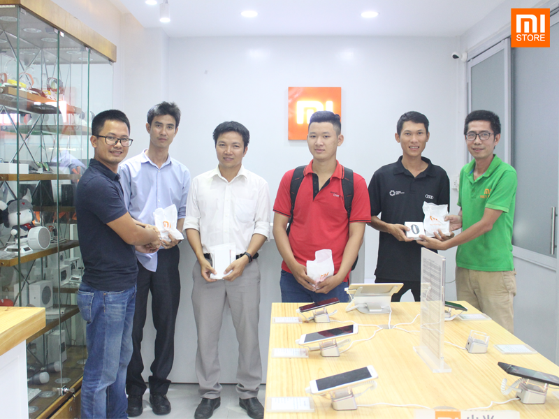 Hình ảnh buổi trao giải chương trình quay số may mắn nhân dịp khai trương Mistore