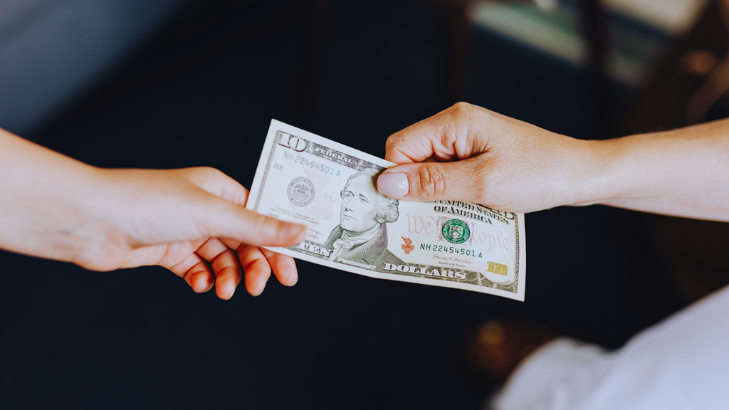 Bạn Tip Bao Nhiêu Cho Phục Vụ Phòng Là Hợp Lý?