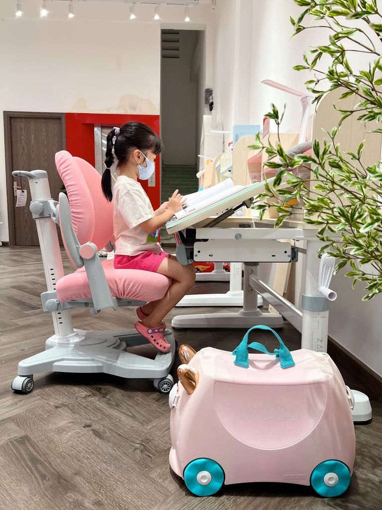 Có Nên Mua Bàn Ghế Chống Gù Chống Cận Cho Con
