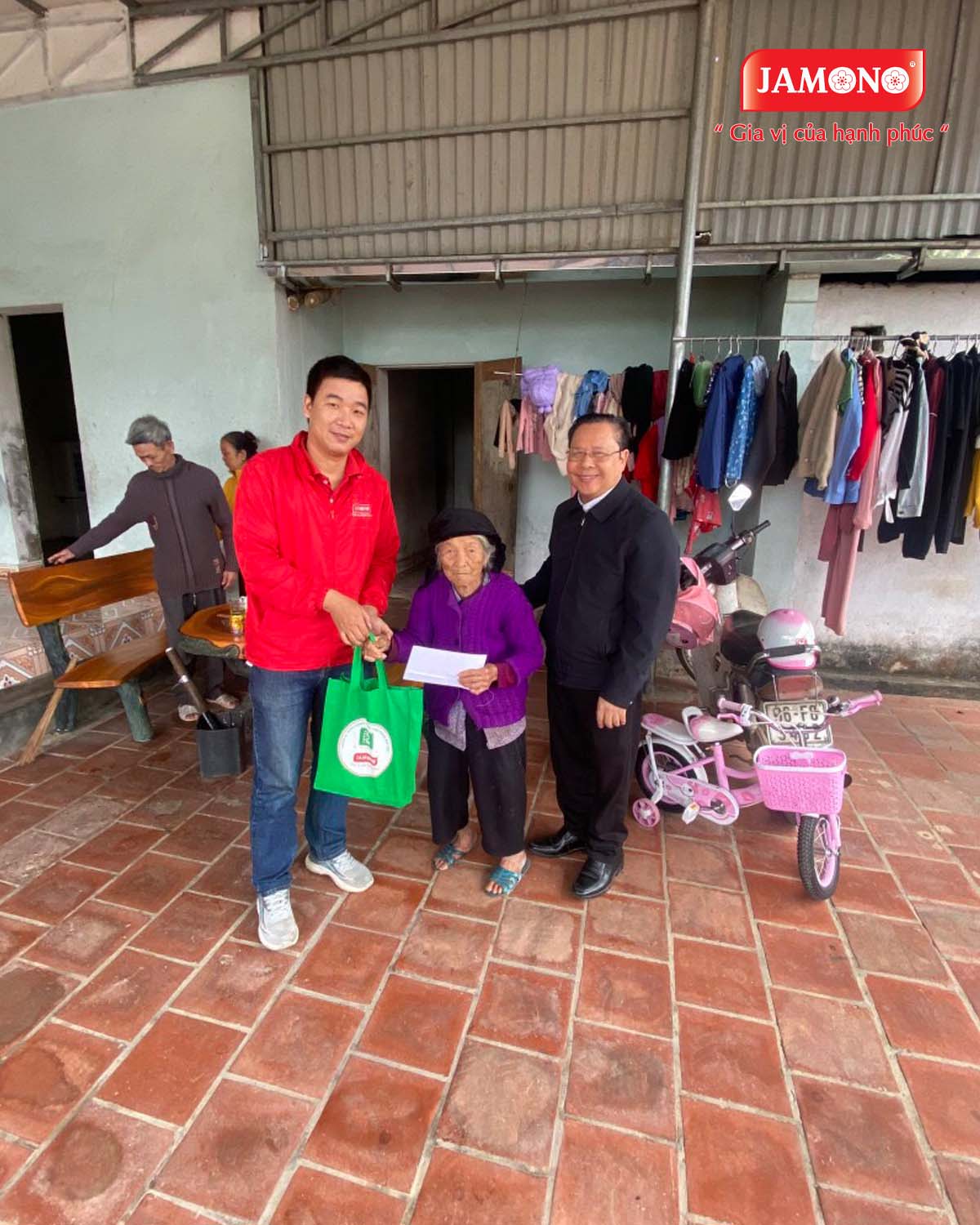 Bếp Việt tặng quà cho người nghèo