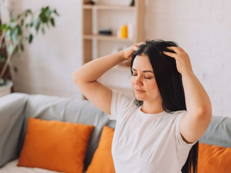 massage-dau-nhe-nhang-giam-rung-toc-sau-sinh