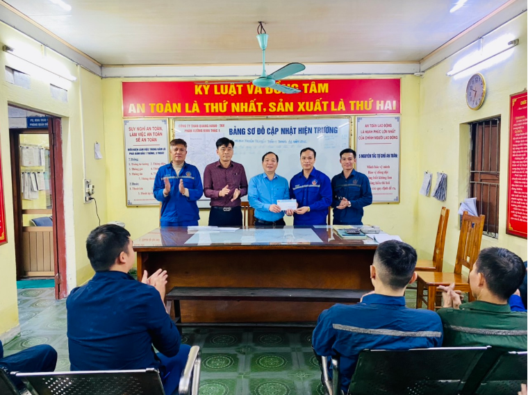 Than Quang Hanh trao thưởng 11 đơn vị trong phong trào thi đua sản xuất tháng 10/2022