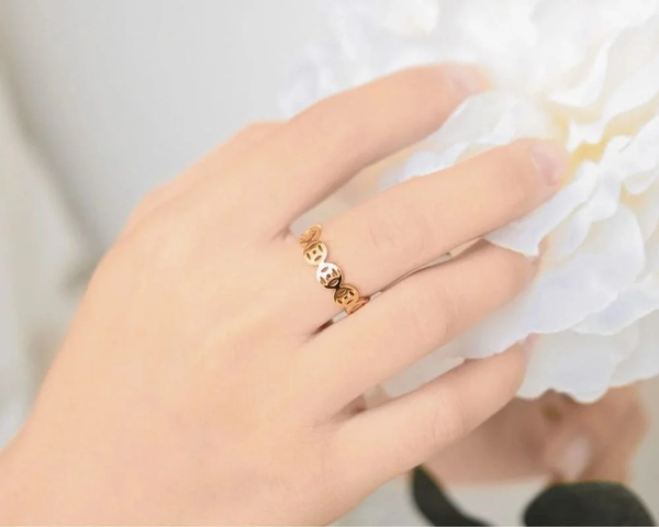 Mệnh Kim nên đeo nhẫn Kim Tiền ngón giữa để tăng cường tài lộc