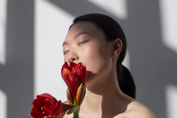 Người phụ nữ cảm thấy được trân trọng và ngưỡng mộ khi được tặng hoa