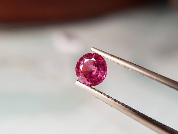 Kiểm tra chất lượng đá ruby và yêu cầu giấy chứng nhận nguồn gốc từ cửa hàng