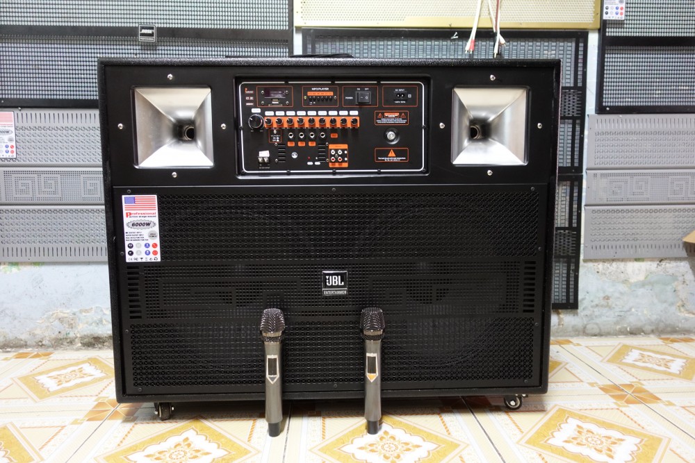 Vừa sạc pin loa kéo vừa hát có được không?