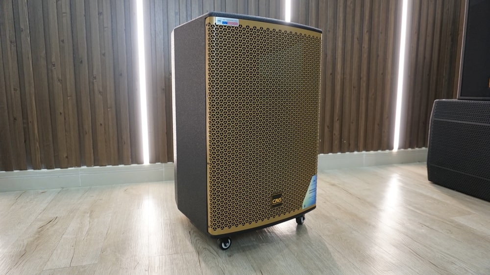 Vừa sạc pin loa kéo vừa hát có được không?