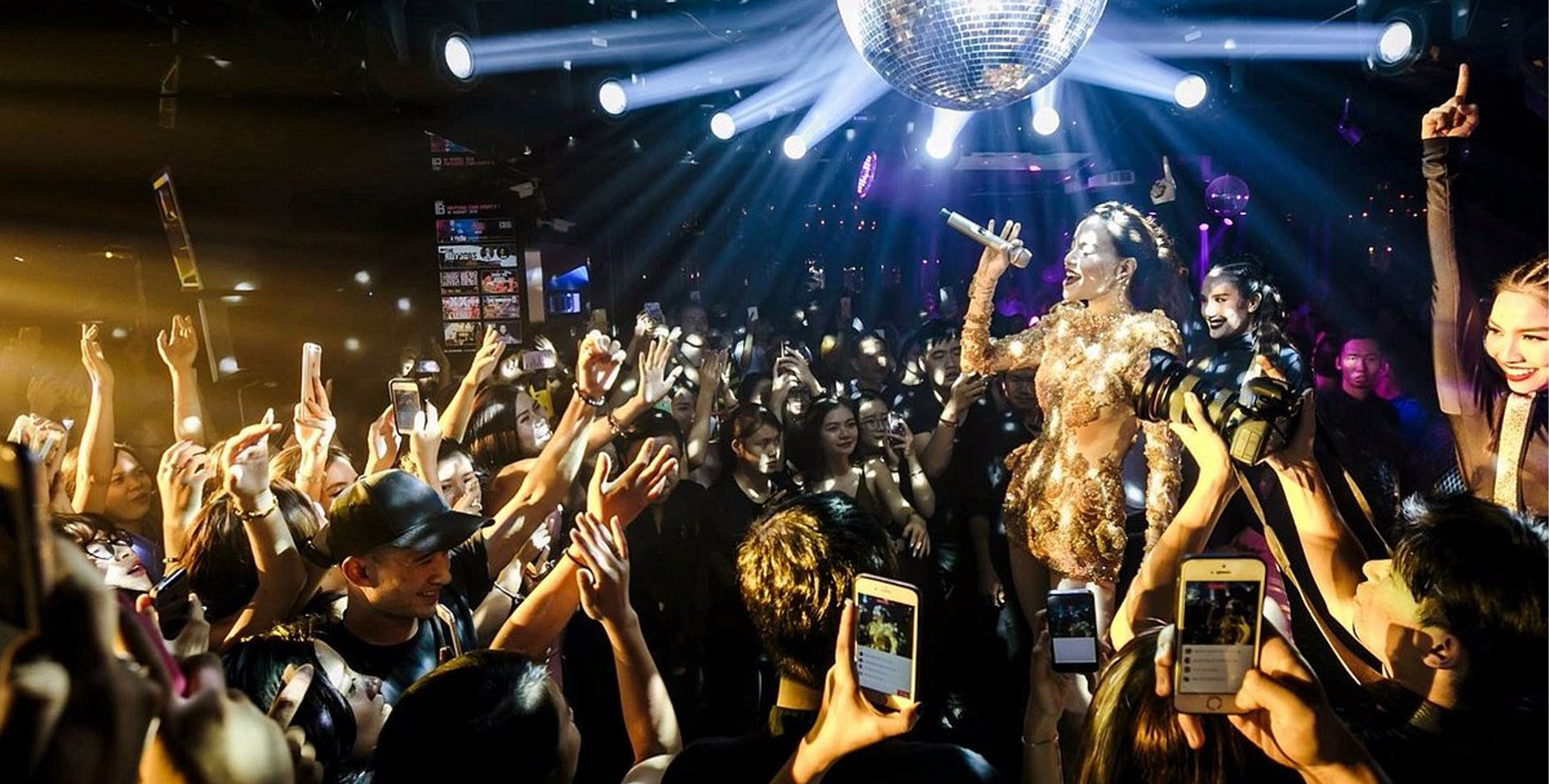 Quán The Bank bar ở Hà Nội