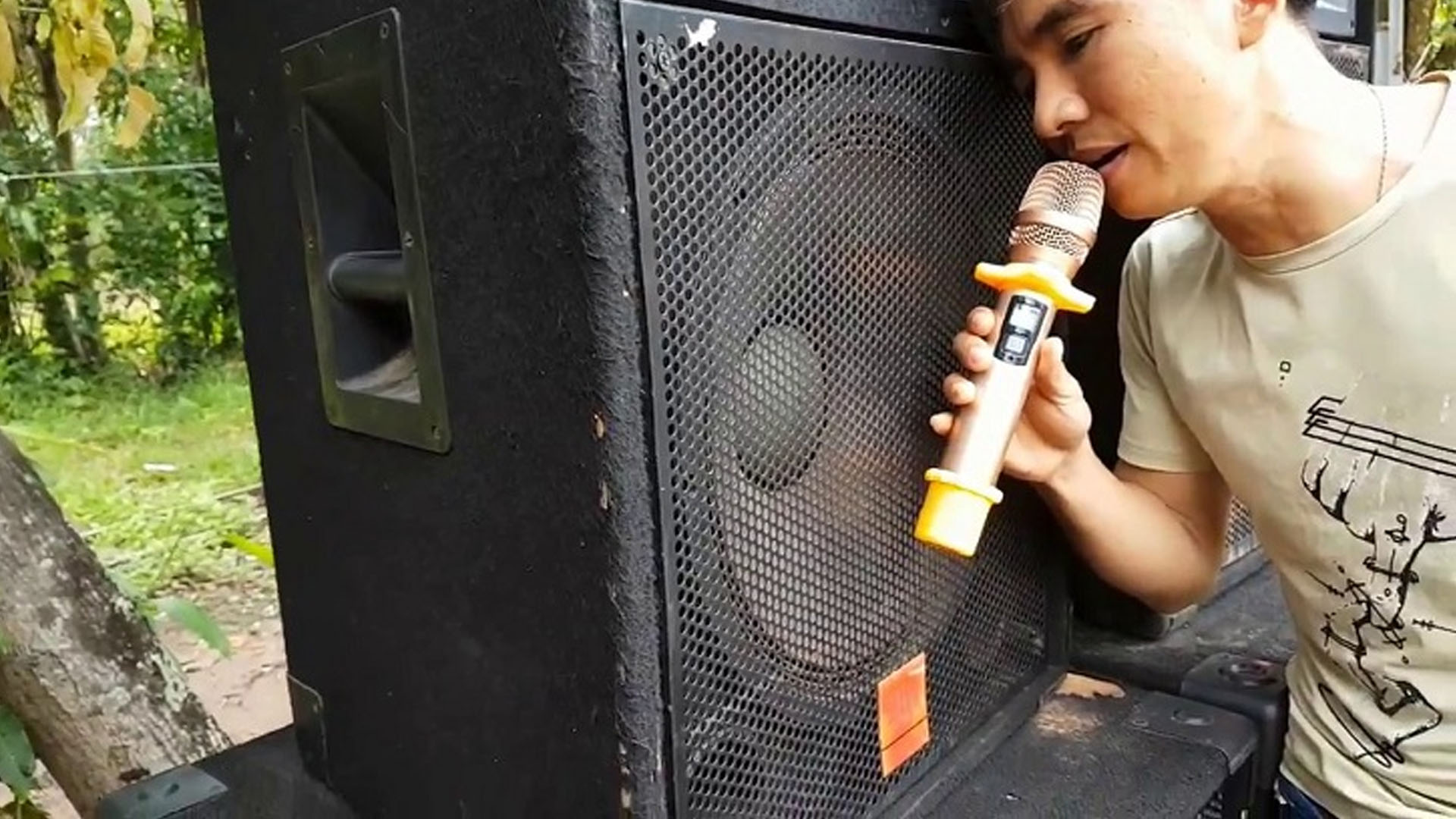 Vị trí của micro được đặt gần sát loa