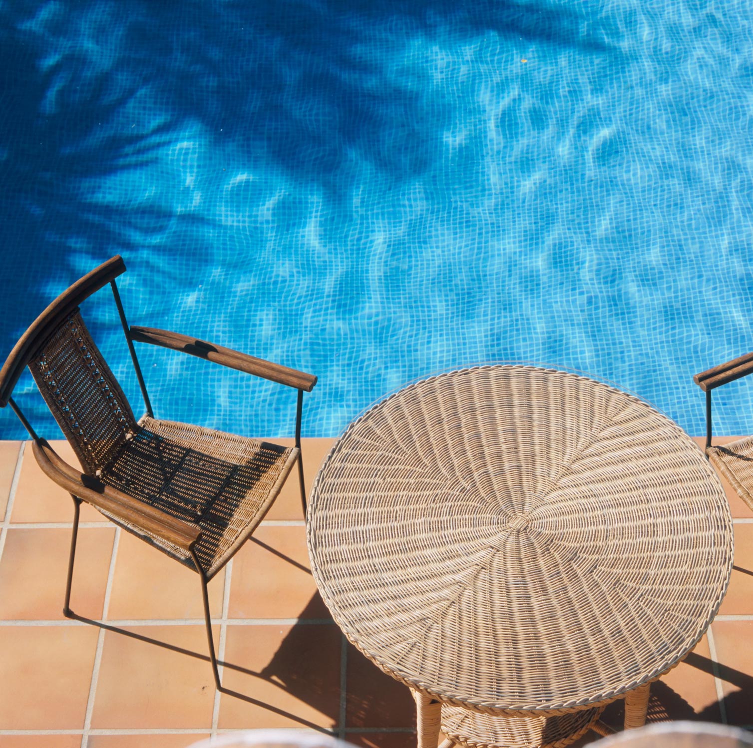 Tại Sao Bạn Không Nên Đặt Nội Thất Trong Nhà Ra Ngoài Trời?