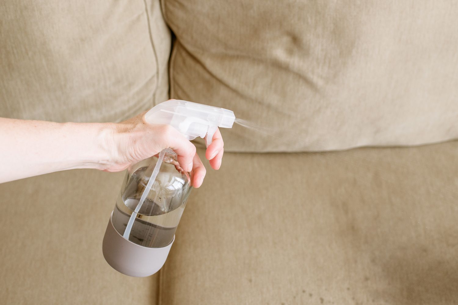 Cách Vệ Sinh Ghế Sofa Vải Đúng Cách: Hướng Dẫn Chi Tiết Từ GUSOFA