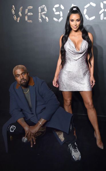 Kim Kardashian thường xuyên chọn trang phục của Versace cho các sự kiện