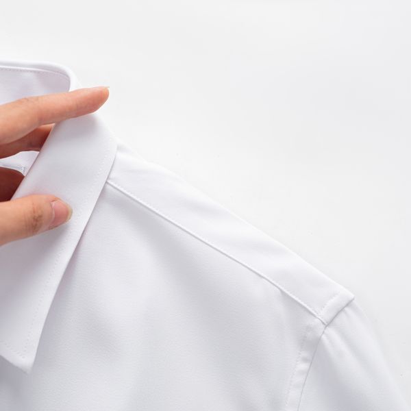 Áo sơ mi trắng là món quà sinh nhật cho sếp nam độc đáo và ý nghĩa